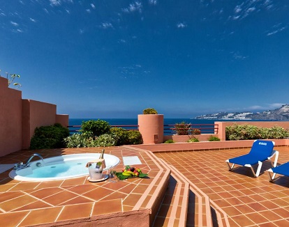 Foto de la Suite Junior donde podemos disfrutar de una enorme terraza con vistas al mar, tumbonas y una jacuzzi muy romántico para dos.