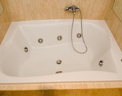 Foto de la bañera de hidromasaje que se encuentra en el baño de la Suite Junior del Hotel los Girasoles donde caben 2 personas para tomar un baño relajante.