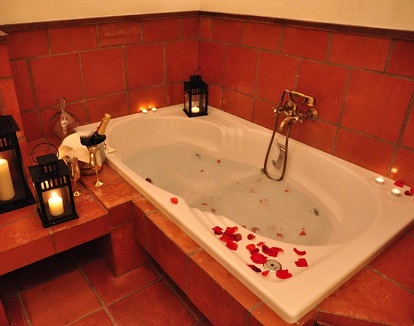Foto de la bañera de hidromasaje que se encuentra en el baño en la Suite del Hotel Los Cerezos