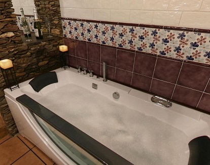 Foto de la bañera de hidromasaje privado ideal para 2 personas que se encuentra en la Villa Superior de los Alojamientos Rurales Los Macabes.
