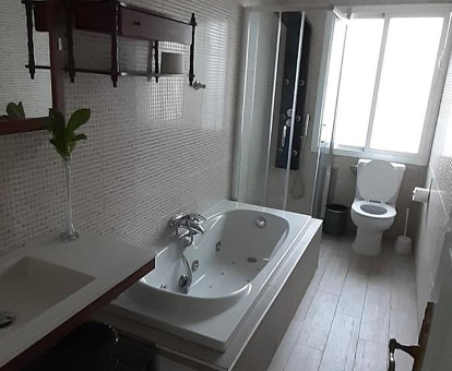 Foto del baño con bañera de hidromasaje de la casa Como en tu casa