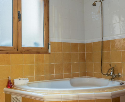 Foto de la bañera de hidromasaje que se encuentra en la Casa Rural El Capricho