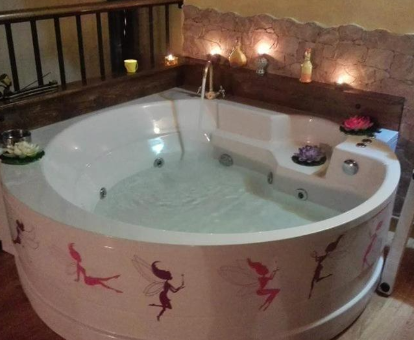 Foto de la bañera de hidromasaje que se encuentra en la Casa Rural Rosa Magica