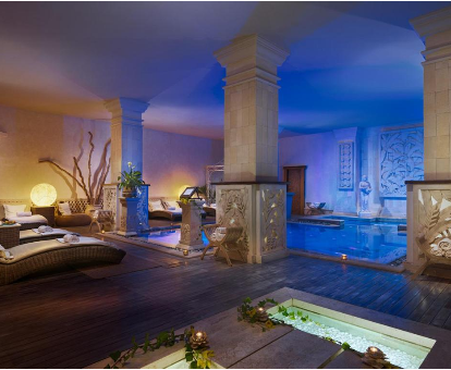 Foto del centro de bienestar con piscina cubierta del Royal Garden Villas & Spa, Luxury Hotel