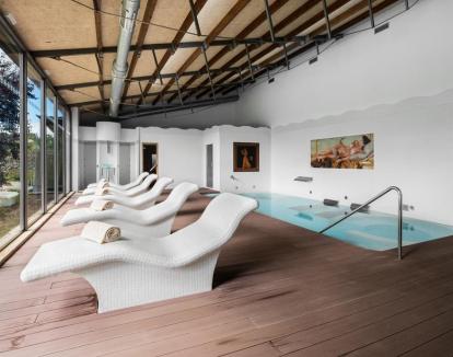 Foto del spa con piscina interior, jacuzzi y camas de agua.