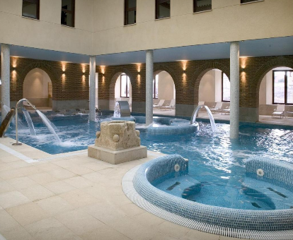 Piscina de hidromasaje del spa ubicado en el hotel Castilla Termal de Olmedo