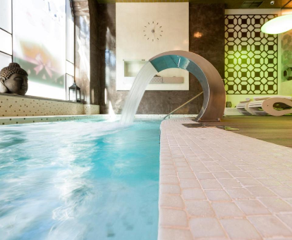 Piscina con fuente de agua y sistema de hidromasaje del spa localizado en el Hotel Fruela Oviedo