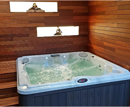 Bañera de hidromasaje del spa ubicado en La Casita de Orban en Lugo