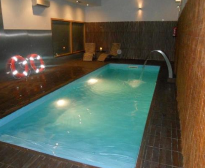 Piscina con duchas de agua del spa del aparthotel La Casona en Llanes