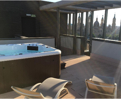 Bañera de hidromasaje ubicada en la terraza de los apartamentos con spa Oupen De Dor, Zaragoza