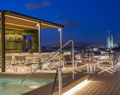 Foto del Sky Bar del hotel con piscina al aire libre.