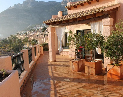 Foto del exterior de la terraza con vistas a la ciudad de Altea en esta villa muy romántica con bañera de hidromasaje