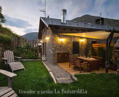 Precioso apartamento Buhardilla con jardín privado y mobiliario de este complejo rural.