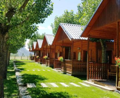 Hermoso camping con cabañas de madera independientes ubicado en plena naturaleza.