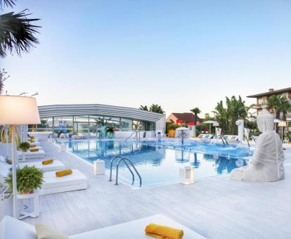Amplia piscina con solarium de este fabuloso hotel con encanto.