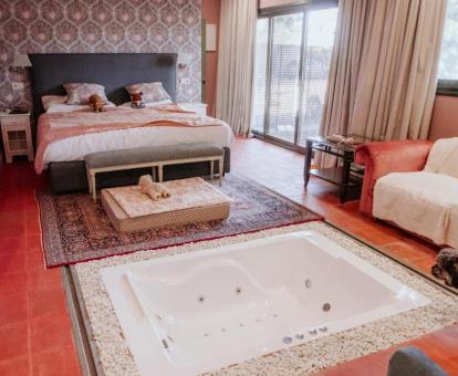 Preciosa habitación con vistas y bañera de hidromasaje privada junto a la cama. 