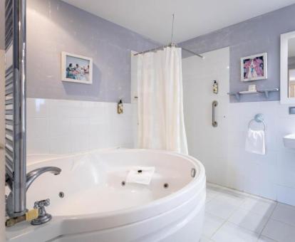 Baño con bañera de hidromasaje privada de una de las habitaciones del hotel. 