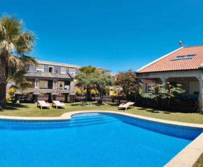 Acogedor hotel con encanto rodeado de jardines con gran piscina al aire libre.