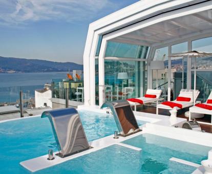 Fabulosa piscina con elementos de hidroterapia y vistas al mar de este hotel con encanto.