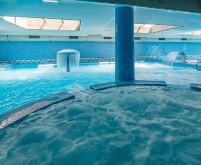 Fabulosa zona de aguas del centro de bienestar del hotel con numerosas opciones de hidroterapia.