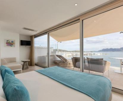 Preciosa Suite Junior con terraza y jacuzzi privado exterior con vistas al mar.