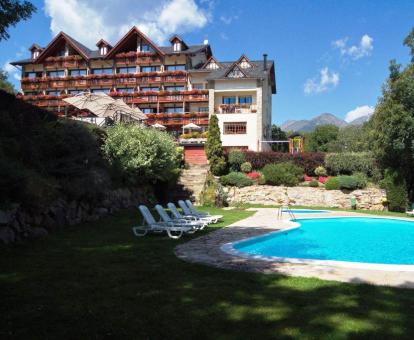 Precioso hotel rural con piscina y amplios jardines.