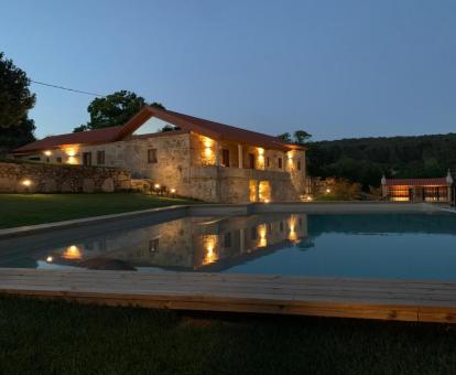 Precioso hotel rural con gran piscina al aire libre ideal para descansar.