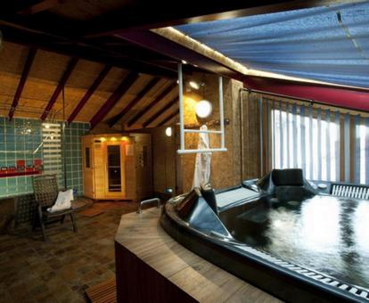 Acogedor spa con jacuzzi y sauna de este hotel rural.