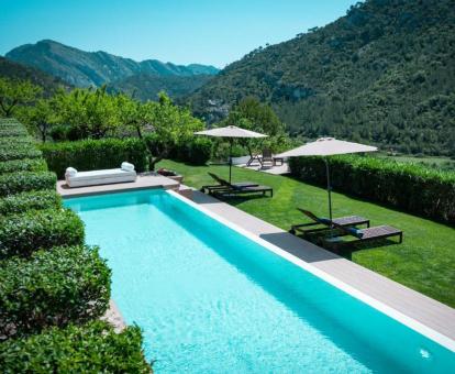 Preciosa piscina rodeada de vegetación con vistas a la naturaleza de este hotel rural.