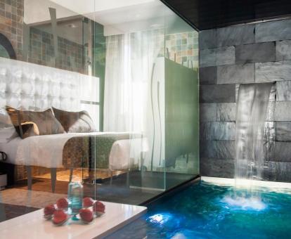 Una de las maravillosas habitaciones con piscina privada de este elegante hotel.