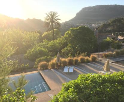 Zona exterior con piscina al aire libre de este hotel rodeado de naturaleza.