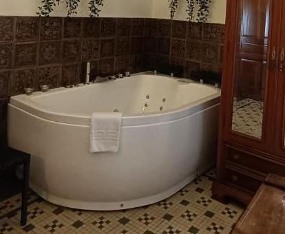 Acogedor rincón de la Suite Deluxe con bañera de hidromasaje privada.