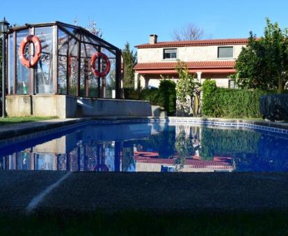 Edificio de este coqueto hotel rural con piscina y amplios jardines.