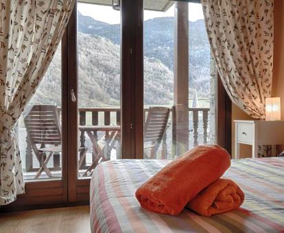 Dormitorio con terraza privada y fabulosas vistas a las montañas de esta hermosa casa independiente.