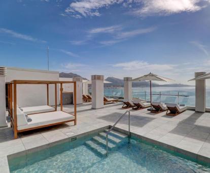 Terraza solarium con piscina exterior y vistas al mar de este precioso hotel.