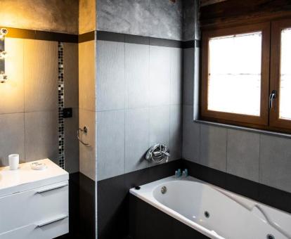 Amplio baño con bañera de hidromasaje privada de la habitación doble superior.