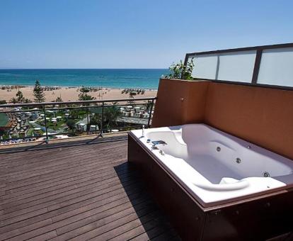 Terraza con jacuzzi y vistas al mar de una de las Suites del hotel.