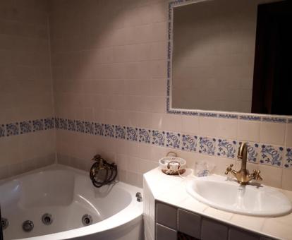 Baño con bañera de hidromasaje de una de las habitaciones dobles del hotel.