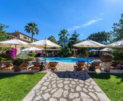 Precioso hotel con amplia piscina exterior y hermosos jardines.