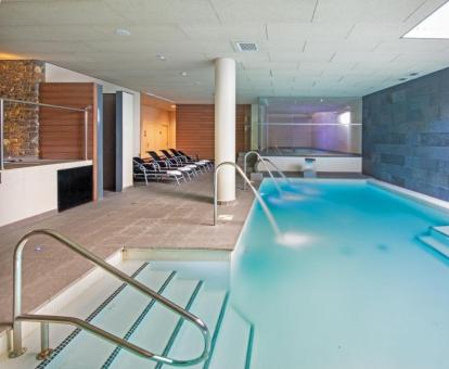 Zona de bienestar con piscina de hidroterapia y tumbonas de este coqueto aparthotel.