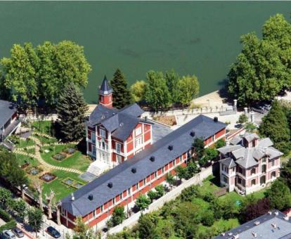 Vista aérea de este espectacular hotel con encanto junto al lago.