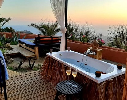 Foto de la bañera con impresionantes vistas que se encuentra en el bungalow con piscina y jardín privado