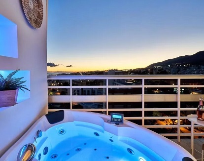 Foto del jacuzzi para parejas con chorros de hidromasaje y cromoterapia con la luz azulada que se encuentra en la terraza del apartamento Sunset Beach Charming