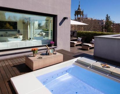 Foto de la Suite Ático con jacuzzi privado en la terraza.