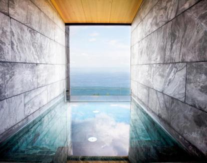 Foto de piscina privada con vistas al mar de la Suite del hotel.