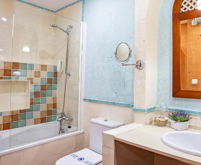 Foto del baño con bañera de hidromasaje del Apartahotel La Espadaña