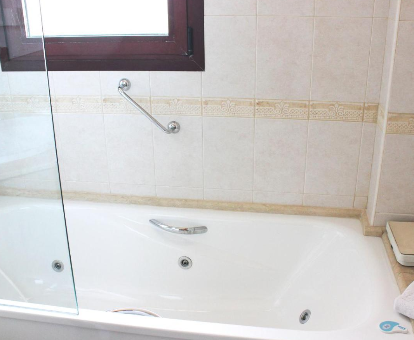 Foto de la bañera de hidromasaje de los Apartamentos Albir Confort - Avenida