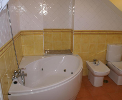 Foto de la bañera de hidromasaje que se encuentra en los Apartamentos Quinto Sueño