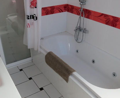 Foto de la bañera de hidromasaje que se encuentra en el Apartment Alcalde Manuel Catalán Chana