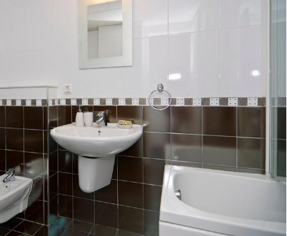 Foto del baño con bañera de hidromasaje de los Apartments Latsenko